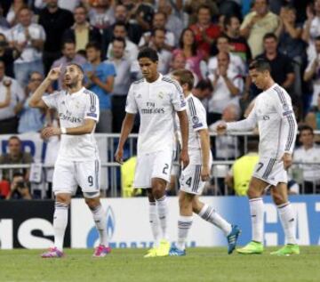 El delantero francés del Real Madrid Karim Benzemá (i) celebra su gol, quinto del equipo, junto a sus compañeros, durante el partido de la primera jornada de la fase de grupos de la Liga de Campeones que Real Madrid y FC Basilea disputan esta noche en el estadio Santiago Bernabéu, en Madrid. 