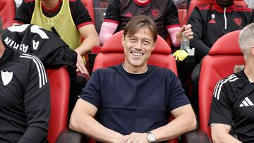 MADRID, 28/09/2025.- El entrenador del Sevilla, Matías Almeyda, instantes antes del inicio del partido correspondiente a la jornada 7 de LaLiga ante el Rayo Vallecano, este domingo, en el Estadio de Vallecas. EFE/ Sergio Pérez
