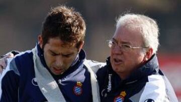 <b>AHÍ LE DUELE. </b>Raúl Tamudo, acompañado del doctor Cervera, supo enseguida que era grave.