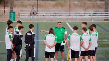 Diego Tristán, en su primera sesión de trabajo con la cantera del Córdoba