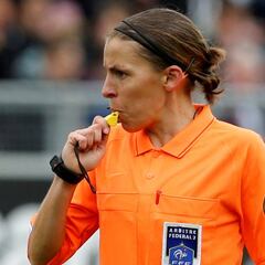 Stéphanie Frappart, primera mujer en arbitrar en la Ligue 1