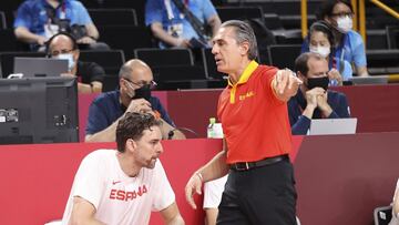 Sergio Scariolo da indicaciones durante el Espa&ntilde;a-Jap&oacute;n, mientras Pau Gasol observa el partido desde el banquillo.