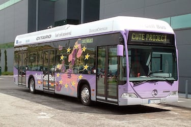 El Mercedes Citaro Cell es el primer autobús de hidrógeno de la EMT Madrid, parte de una flota pionera en Europa. Propulsado por hidrógeno verde y con una autonomía de 280 km, representa el compromiso de la ciudad con un transporte público sostenible y libre de emisiones.