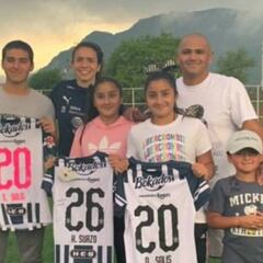 'Chupete' Suazo asiste al 'Clásico Regio' de la Liga MX Femenil