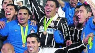 <b>EUFORIA. </b>Ronaldo levanta la Copa de Brasil rodeado por sus compañeros del Corinthians.