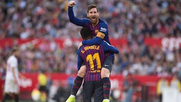 Messi celebra un gol con Dembele. 