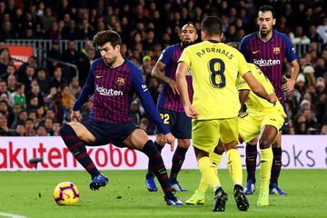 El jugador del Barcelona Piqué se lleva el balón ante la mirada del jugador del Villarreal Fornals. 