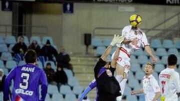 <b>MUY BIEN, MUY MAL. </b>Aduriz, perfecto en la ejecución de su remate con un imponente salto. Ustari, esperando y sin saltar.