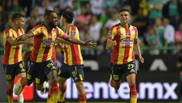 Con solitario gol de Sebastián Ferreira, el cuadro michoacano se llevó las 3 unidades del Camp Nou y pelea por lugares de liguilla.