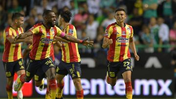 Con solitario gol de Sebasti&aacute;n Ferreira, el cuadro michoacano se llev&oacute; las 3 unidades del Camp Nou y pelea por lugares de liguilla.