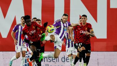 PALMA DE MALLORCA, 07/01/2023. El delantero israelí del Valladolid, Shon Weissman (2d), disputa el balón ante el centrocampista ghanés del Mallorca, Iddrisu Baba, durante el encuentro correspondiente a la jornada 16 de primera división que han disputado hoy sábado en el estadio de Son Moix, en Palma de Mallorca. EFE / Cati Cladera.