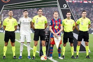 Munuera llega al derbi tras una visita al VAR