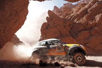 Aficionados saludan el paso de vehículos participantes en el Rally Dakar 2015.