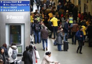 Pasajeros en la estaci¨®n de trenes de Bruselas reciben instrucciones de personal de emergencias y la polic¨ªa.