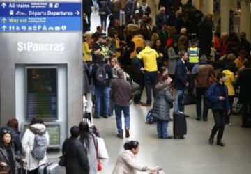 Pasajeros en la estación de trenes de Bruselas reciben instrucciones de personal de emergencias y la policía.