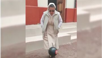 El video viral de una monja mostrando sus dotes futbolísticos