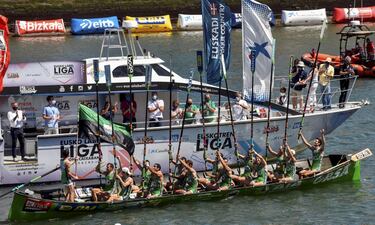 Se han dado positivos en Arraun, de la competición femenina, y en Getaria, en la segunda categoría, pero las competiciones de traineras están salvando la temporada de forma ejemplar. La Liga ACT, el torneo de élite, está siendo histórica por la emoción. En la imagen, Hondarribia ganó la Bandera de Sestao y se situó a un punto del líder Santurtzi.