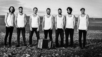 La M.O.D.A. (La maravillosa orquesta del alcohol). Jorge Juan Mariscal, segundo por la izquierda.
