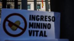 Un cartel en el que se lee: 'Ingreso Mínimo Vital' en las rejasl del Ministerio de Inclusión y Seguridad Social, durante una concentración en defensa de ‘un ingreso mínimo vital digno’, a 28 de diciembre de 2022, en Madrid (España). La protesta ha sido convocada por la organización 'RMI Tu derecho' para pedir la dimisión del ministro del ramo, José Luis Escrivá. Bajo el lema '940 días de aporofobia', esta entidad, formada por una veintena de entidades sociales de la Comunidad de Madrid, denuncia la gestión que el ministro de Inclusión y Seguridad Social está llevando a cabo de esta prestación.
28 DICIEMBRE 2022;RMI TU DERECHO;CONCENTRACIÓN;ESCRIVÁ;DIMISIÓN;MINISTRO;INGRESO MÍNIMO VITAL
Alejandro Martínez Vélez / Europa Press
28/12/2022