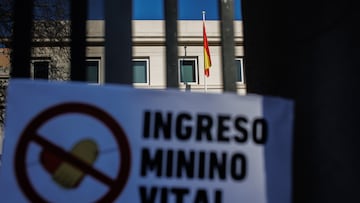 Un cartel en el que se lee: 'Ingreso Mínimo Vital' en las rejasl del Ministerio de Inclusión y Seguridad Social, durante una concentración en defensa de ‘un ingreso mínimo vital digno’, a 28 de diciembre de 2022, en Madrid (España). La protesta ha sido convocada por la organización 'RMI Tu derecho' para pedir la dimisión del ministro del ramo, José Luis Escrivá. Bajo el lema '940 días de aporofobia', esta entidad, formada por una veintena de entidades sociales de la Comunidad de Madrid, denuncia la gestión que el ministro de Inclusión y Seguridad Social está llevando a cabo de esta prestación.
28 DICIEMBRE 2022;RMI TU DERECHO;CONCENTRACIÓN;ESCRIVÁ;DIMISIÓN;MINISTRO;INGRESO MÍNIMO VITAL
Alejandro Martínez Vélez / Europa Press
28/12/2022