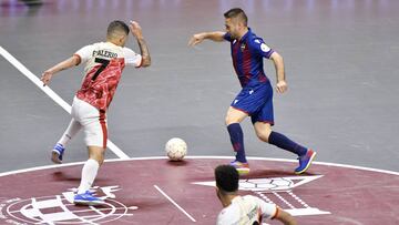 Cecilio controla el balón ante Felipe Valerio durante el partido de cuartos de final de la Copa de España de Fútbol Sala entre Levante y ElPozo Murcia.
