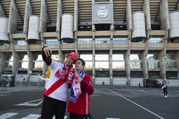 Dos aficionados se hacen un selfie delante del estadio