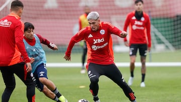 AME6484. SANTIAGO (CHILE), 11/10/2024.- FotografÍa cedida por la Federación de Fútbol de Chile (FFCh), del jugador de la selección chilena de fútbol, Carlos Palacios (c),