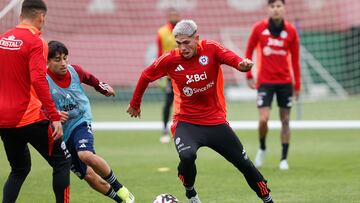 AME6484. SANTIAGO (CHILE), 11/10/2024.- FotografÍa cedida por la Federación de Fútbol de Chile (FFCh), del jugador de la selección chilena de fútbol, Carlos Palacios (c), durante un entrenamiento este viernes, en el complejo deportivo Juan Pinto Durán, en Santiago (Chile). Chile entrenó este viernes, tras perder 1-2 ante Brasil, de cara al duelo ante Colombia del próximo martes por la eliminatoria al Mundial 2026 en el que el técnico Ricardo Gareca tiene en duda a Esteban Pavez por molestias físicas, pero recupera a Paulo Díaz y Erick Pulgar. EFE/ Federación de Fútbol de Chile /SOLO USO EDITORIAL/SOLO DISPONIBLE PARA ILUSTRAR LA NOTICIA QUE ACOMPAÑA (CRÉDITO OBLIGATORIO)