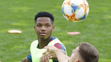 Crónica del primer día de Ansu Fati con la Rojita: de utillero a reventar el 'crossbar challenge'