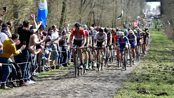 El pelot&oacute;n transita por un sector de pav&eacute;s en la Par&iacute;s-Roubaix.