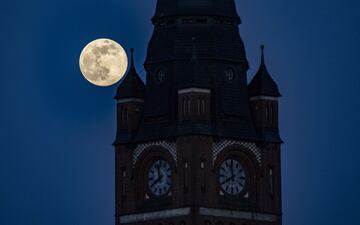 April's pink supermoon in glorious pictures