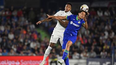 Real Madrid's Brazilian defender Eder Militao (L) and Getafe's Turkish forward Enes Unal vie for a header during the Spanish League football match between Getafe CF and Real Madrid CF at the Coliseo Alfonso Perez stadium in Getafe on October 8, 2022. (Photo by OSCAR DEL POZO CANAS / AFP)