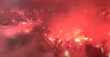 Fuegos artificiales, sonido ensordecedor, humo... El Nef Stadium, anteriormente llamado Türk Telekom Stadium, es reconocido como uno de los escenarios más temidos del planeta. La afición de Galatasaray se caracteriza por sus alucinantes recibimientos en los partidos más calientes e importantes de su equipo. Pero el 'Infierno turco' también se traslada a los entrenamientos realizados en el estadio. El 1 de diciembre de 2018, los hinchas armaron un ambiente único para recibir a los jugadores previo al clásico contra Besiktas. Conmovedor.