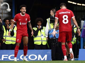 Liverpool debutó en la Premier League en condición de visitante ante el Chelsea. Luis Díaz abrió el marcador para los Reds, mientras que Axel Disasi empató para los locales para el 1-1 final.