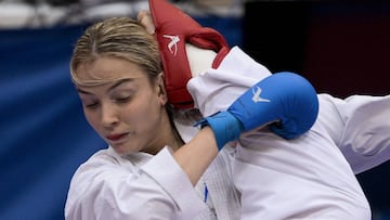 La karateka kosovar Fortesa Orana compite ante la griega Eleni Chatziliandou en los Juegos Mediterráneos.