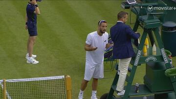 Victor Troicki protesta al juez de silla tras su partido en Wimbledon ante Albert Ramos.