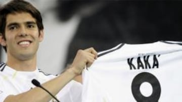Kaká posa con su nueva camiseta
