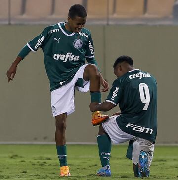 Endrick celebra un gol junto a Estevão.