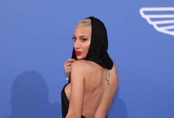 Model Roz durante la alfombra roja de la gala béfica amfAR celebrada en el Hotel du Cap-Eden-Roc.