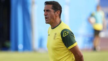 Manolo Jiménez dirige un entrenamiento de Las Palmas.