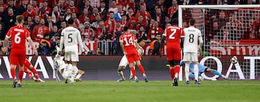 2-2. Gran pase de Dayot Upamecano a Harry Kane dentro del área y libre de marca, controla y define al palo largo de Andriy Lunin.