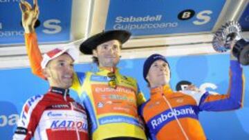 Samuel Sánchez, escoltado por Purito y el holandés Mollema, en el podio final de la Vuelta al País Vasco 2012. REUTERS