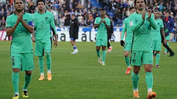 Koke y Griezmann aplauden a los colchoneros desplazados a Vitoria tras la derrota ante el Alavés (2-0).
