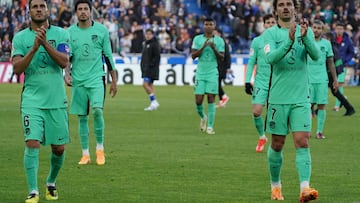 Koke y Griezmann aplauden a los colchoneros desplazados a Vitoria tras la derrota ante el Alav¨¦s (2-0).
