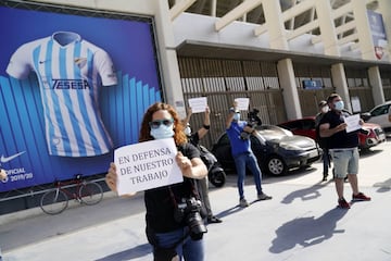 Fotógrafos y cámaras de televisión en la puerta de La Rosaleda en Málaga