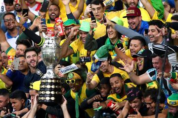 Los seguidores de Brasil celebran con euforia la Copa América tras ganar 3-1 a Perú. 

 
