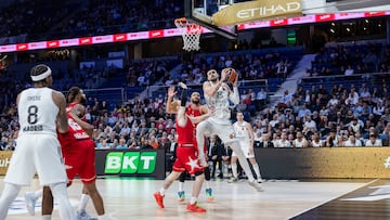 Alex Len ataca la canasta del Armani Milán.
