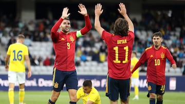 Bryan Gil y Abel Ruiz  celebran un gol ante Rumanía