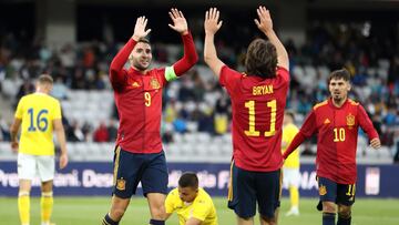 Bryan Gil y Abel Ruiz  celebran un gol ante Rumanía