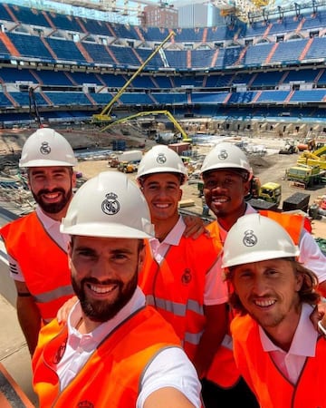 Los cinco jugadores de la primera plantilla se hacen un selfie delante de un estadio en obras.